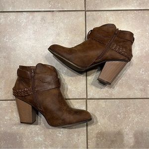[XOXO] Kassey Brown Chunky Block Heel Ankle Booties